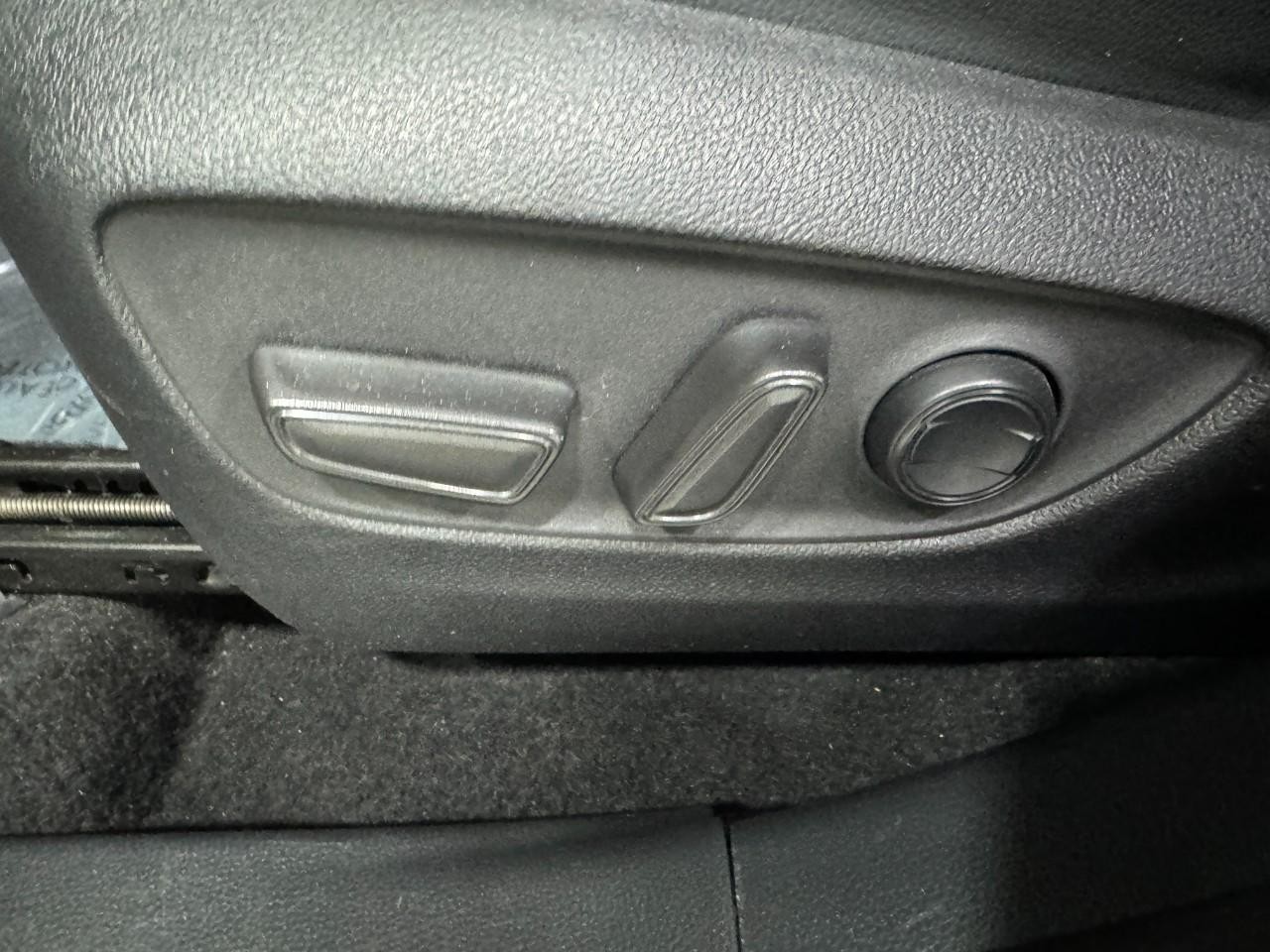 Toyota Highlander Vehicle Full-screen Gallery Image 27