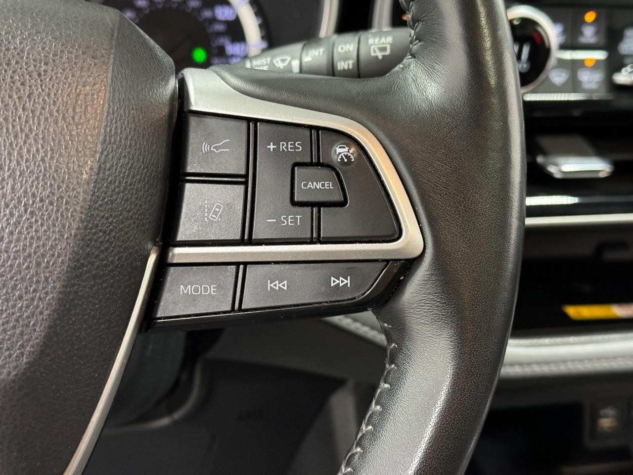 Toyota Highlander Vehicle Full-screen Gallery Image 30