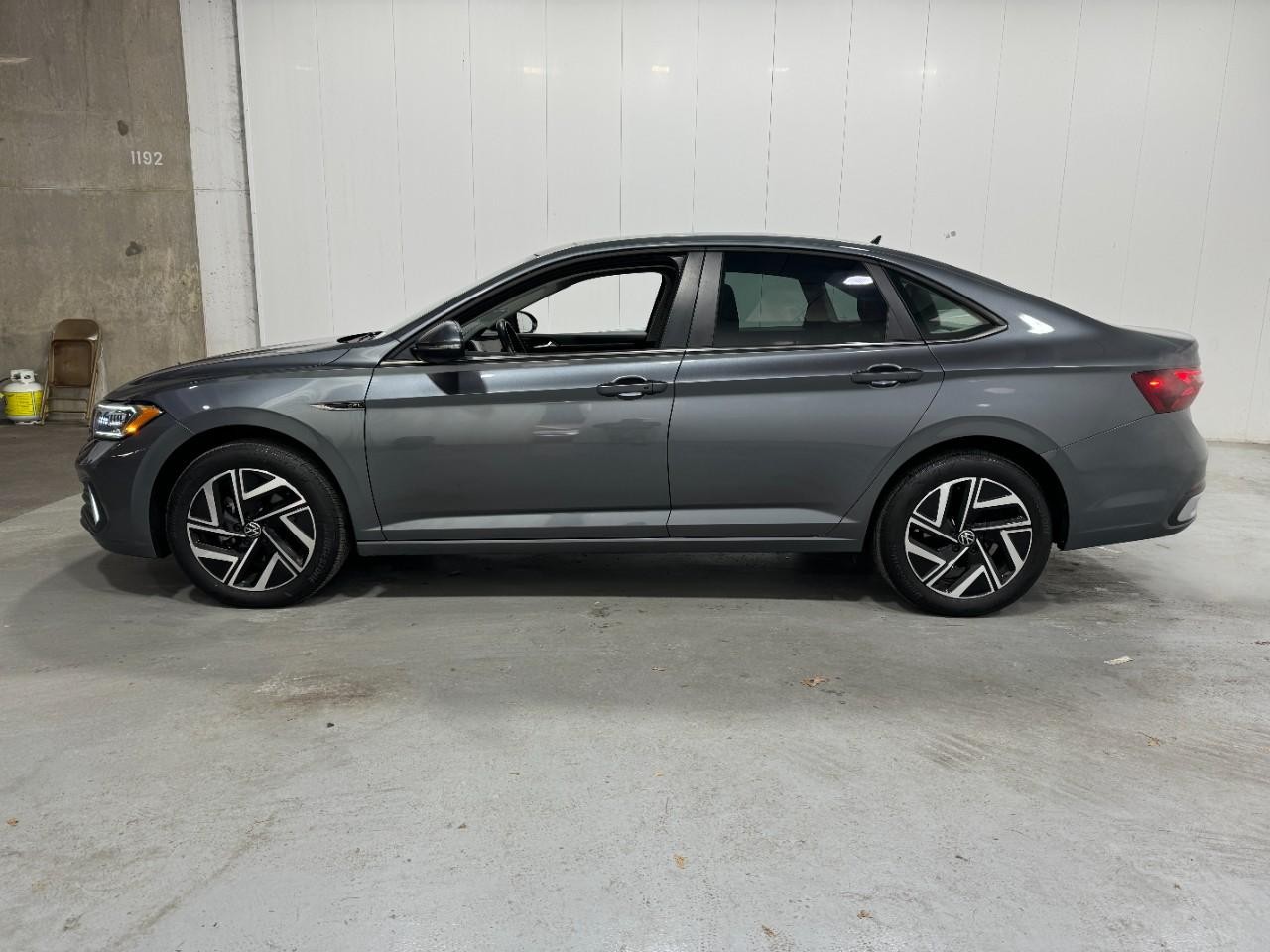 Volkswagen Jetta Vehicle Full-screen Gallery Image 2