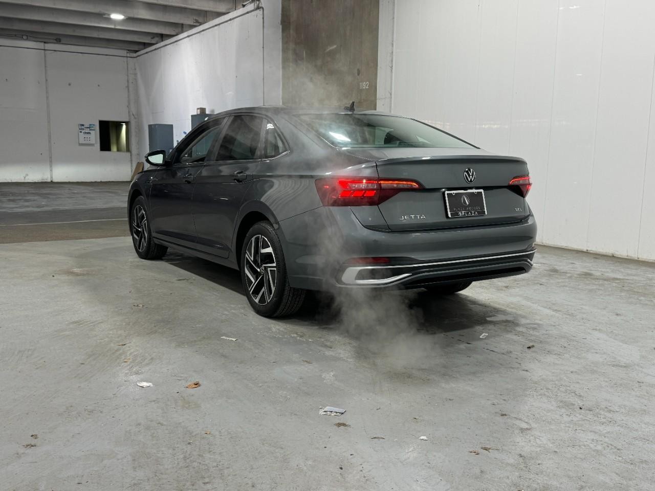 Volkswagen Jetta Vehicle Full-screen Gallery Image 3