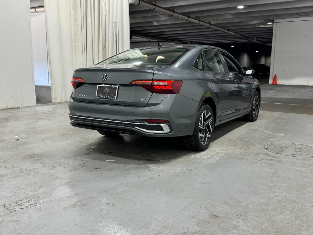 Volkswagen Jetta Vehicle Full-screen Gallery Image 4