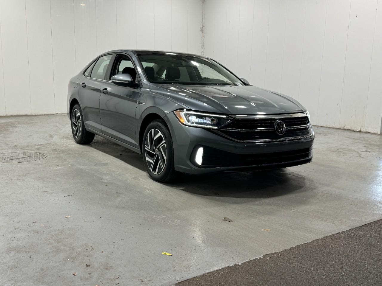 Volkswagen Jetta Vehicle Full-screen Gallery Image 6