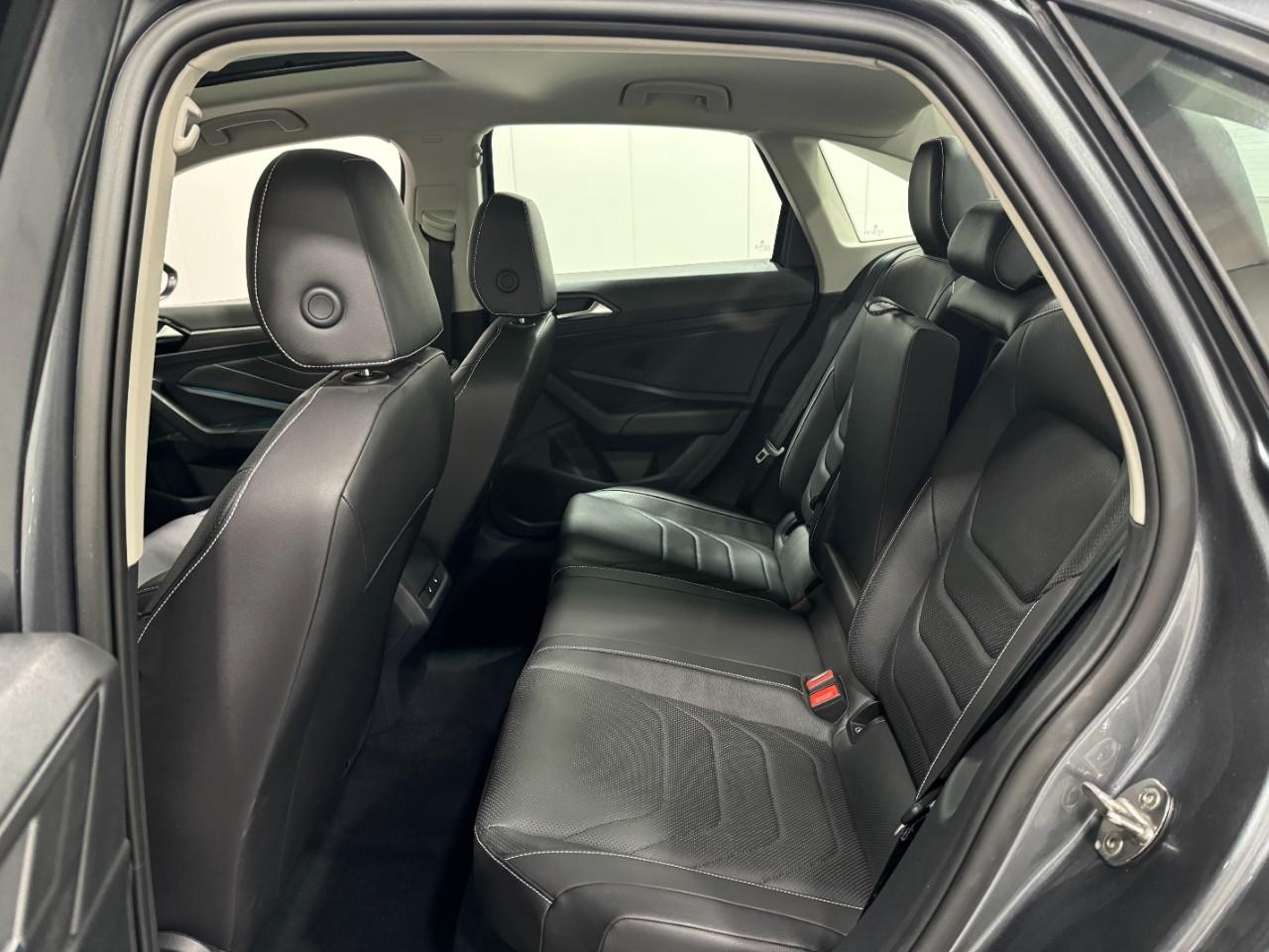 Volkswagen Jetta Vehicle Full-screen Gallery Image 8