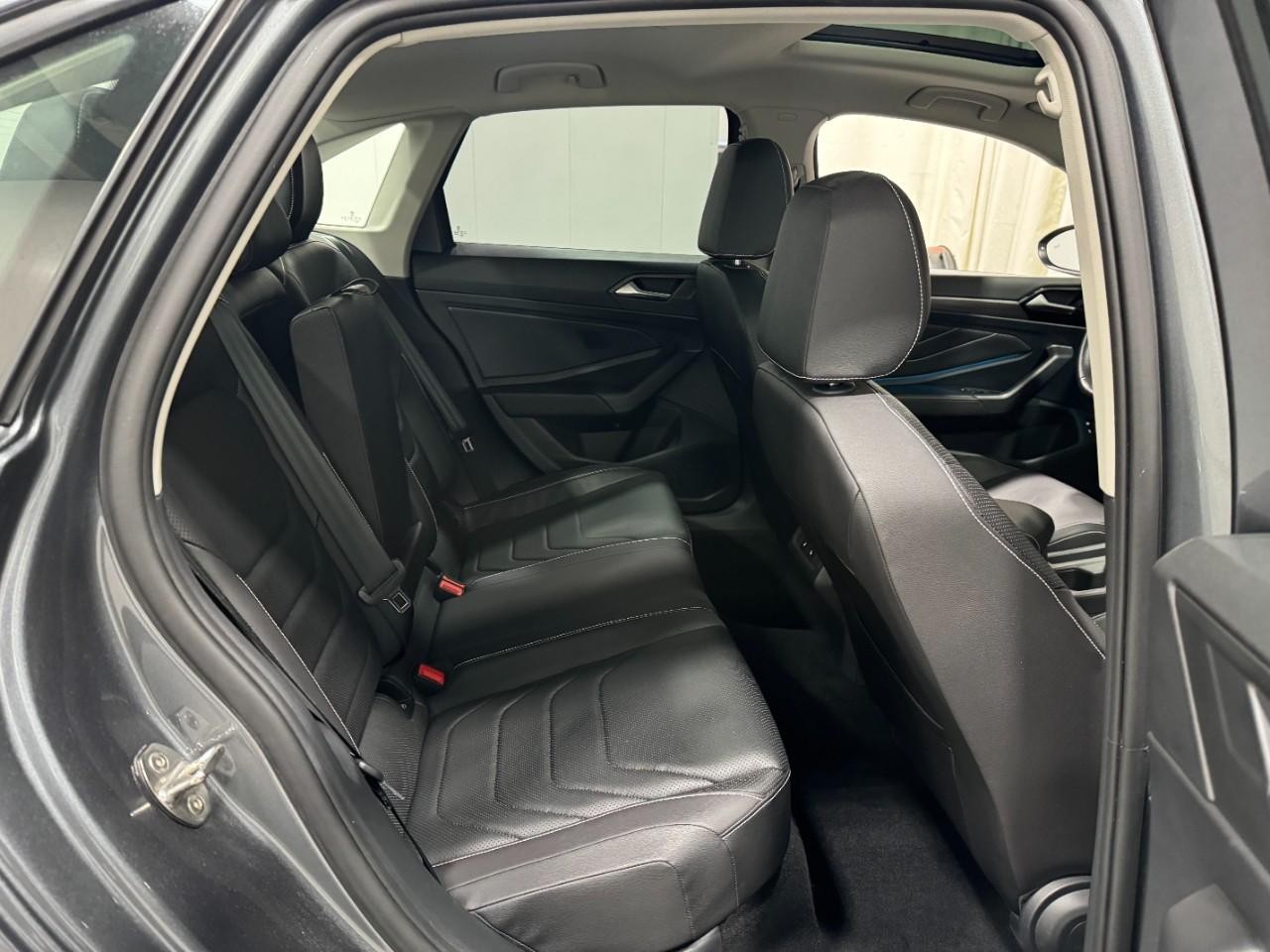 Volkswagen Jetta Vehicle Full-screen Gallery Image 10