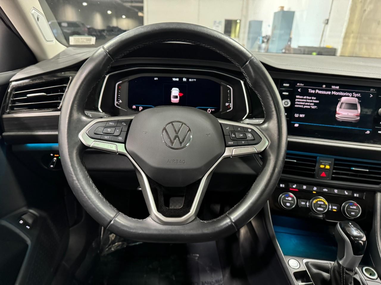 Volkswagen Jetta Vehicle Full-screen Gallery Image 14