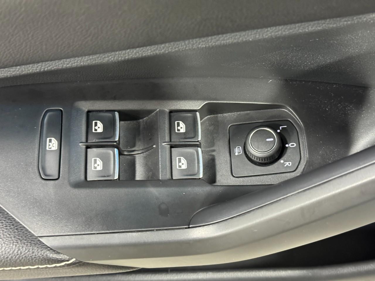 Volkswagen Jetta Vehicle Full-screen Gallery Image 24