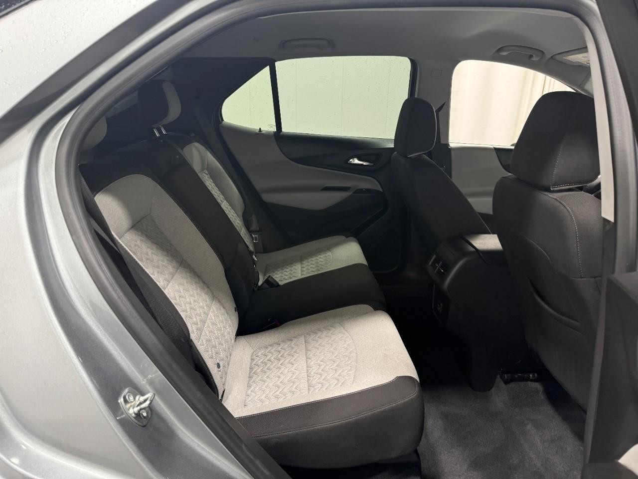 Chevrolet Equinox Vehicle Full-screen Gallery Image 10