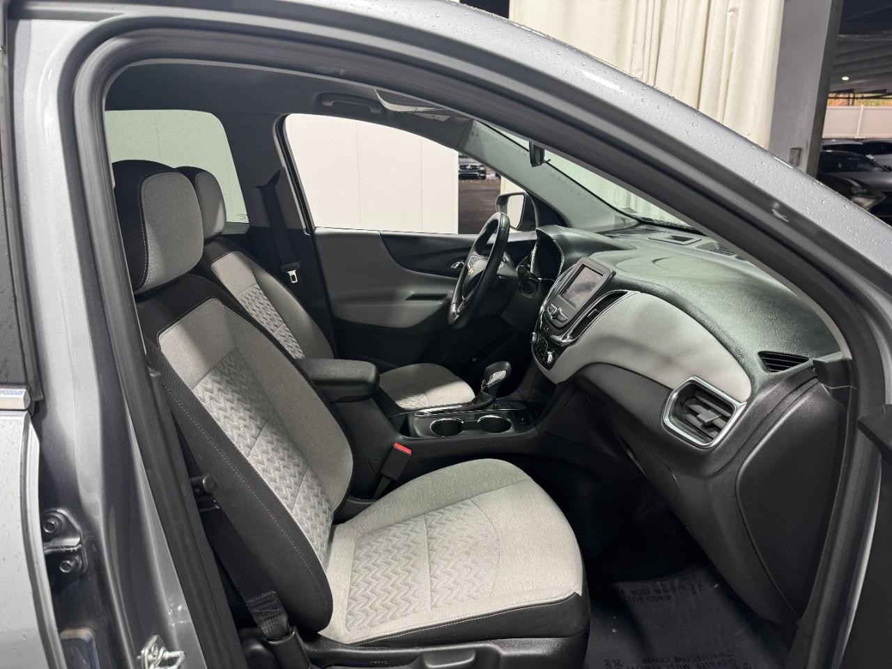 Chevrolet Equinox Vehicle Full-screen Gallery Image 17