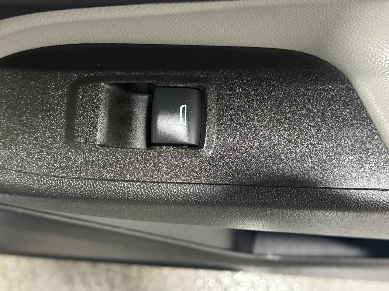 Chevrolet Equinox Vehicle Full-screen Gallery Image 21