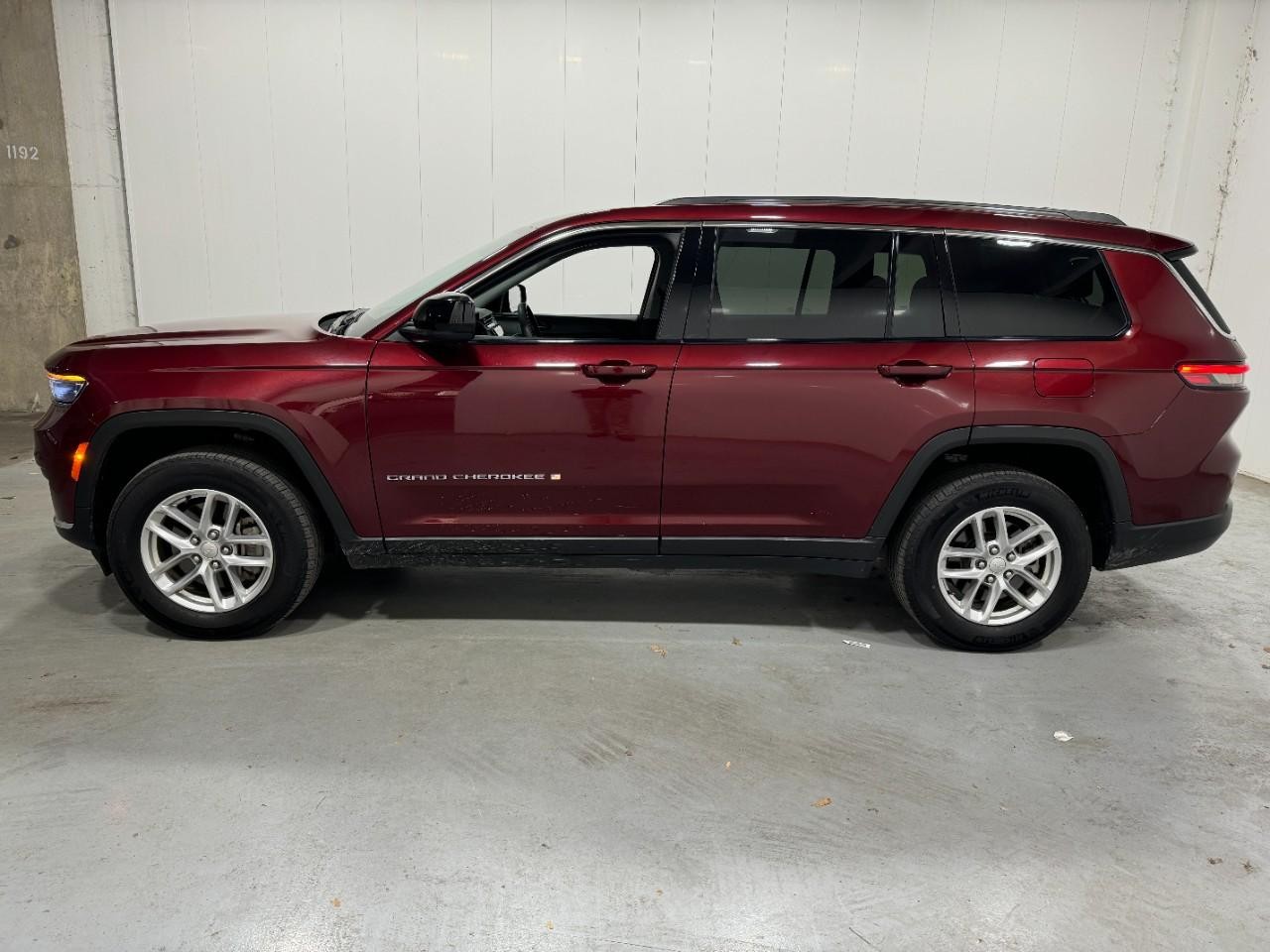 Jeep Grand Cherokee L Vehicle Full-screen Gallery Image 2