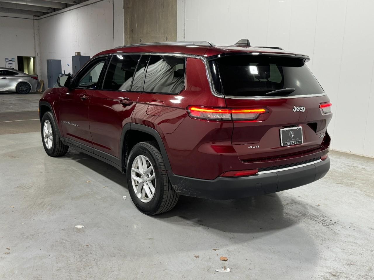 Jeep Grand Cherokee L Vehicle Full-screen Gallery Image 3