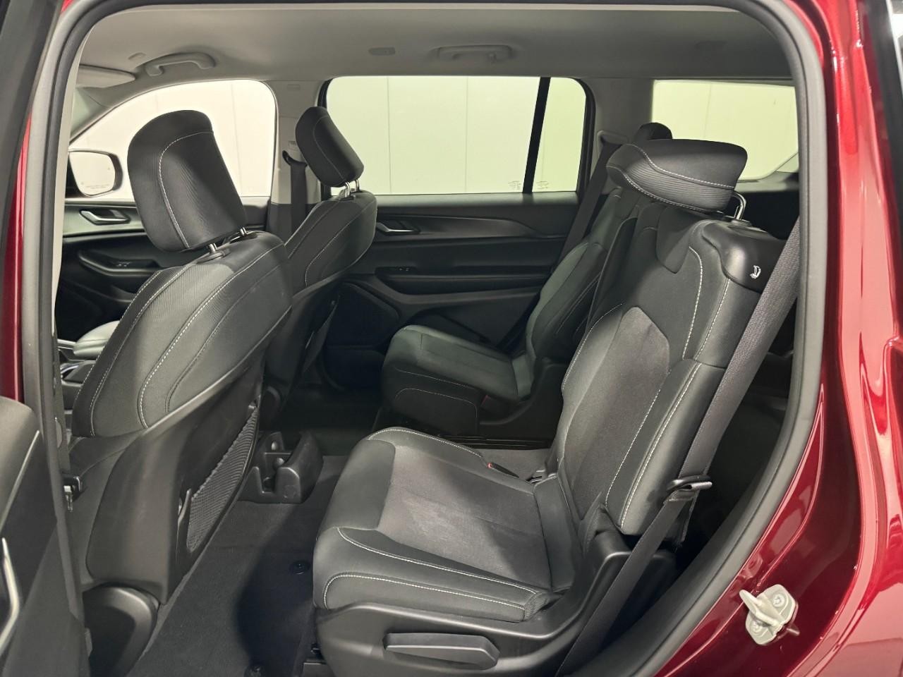 Jeep Grand Cherokee L Vehicle Full-screen Gallery Image 9