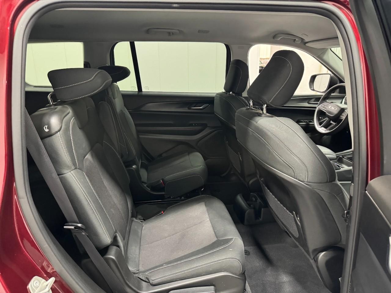 Jeep Grand Cherokee L Vehicle Full-screen Gallery Image 12