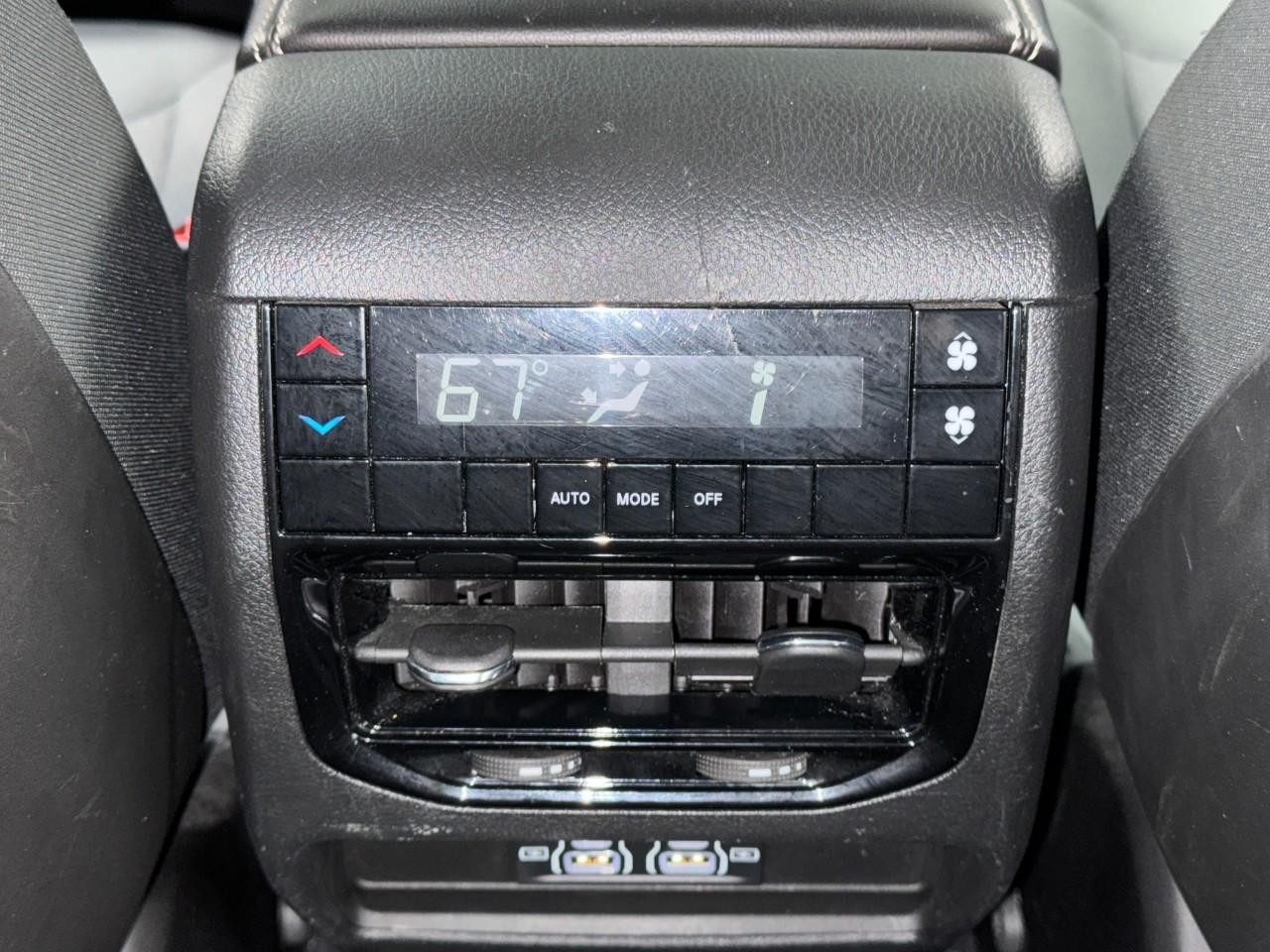 Jeep Grand Cherokee L Vehicle Full-screen Gallery Image 13