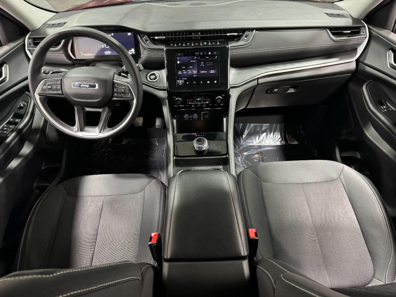 Jeep Grand Cherokee L Vehicle Full-screen Gallery Image 14