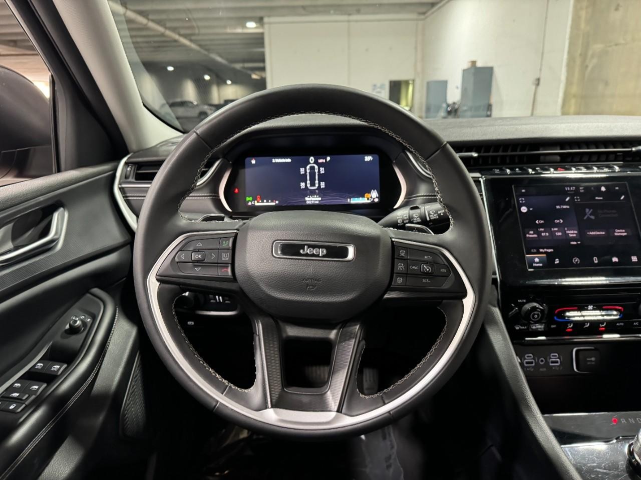 Jeep Grand Cherokee L Vehicle Full-screen Gallery Image 15