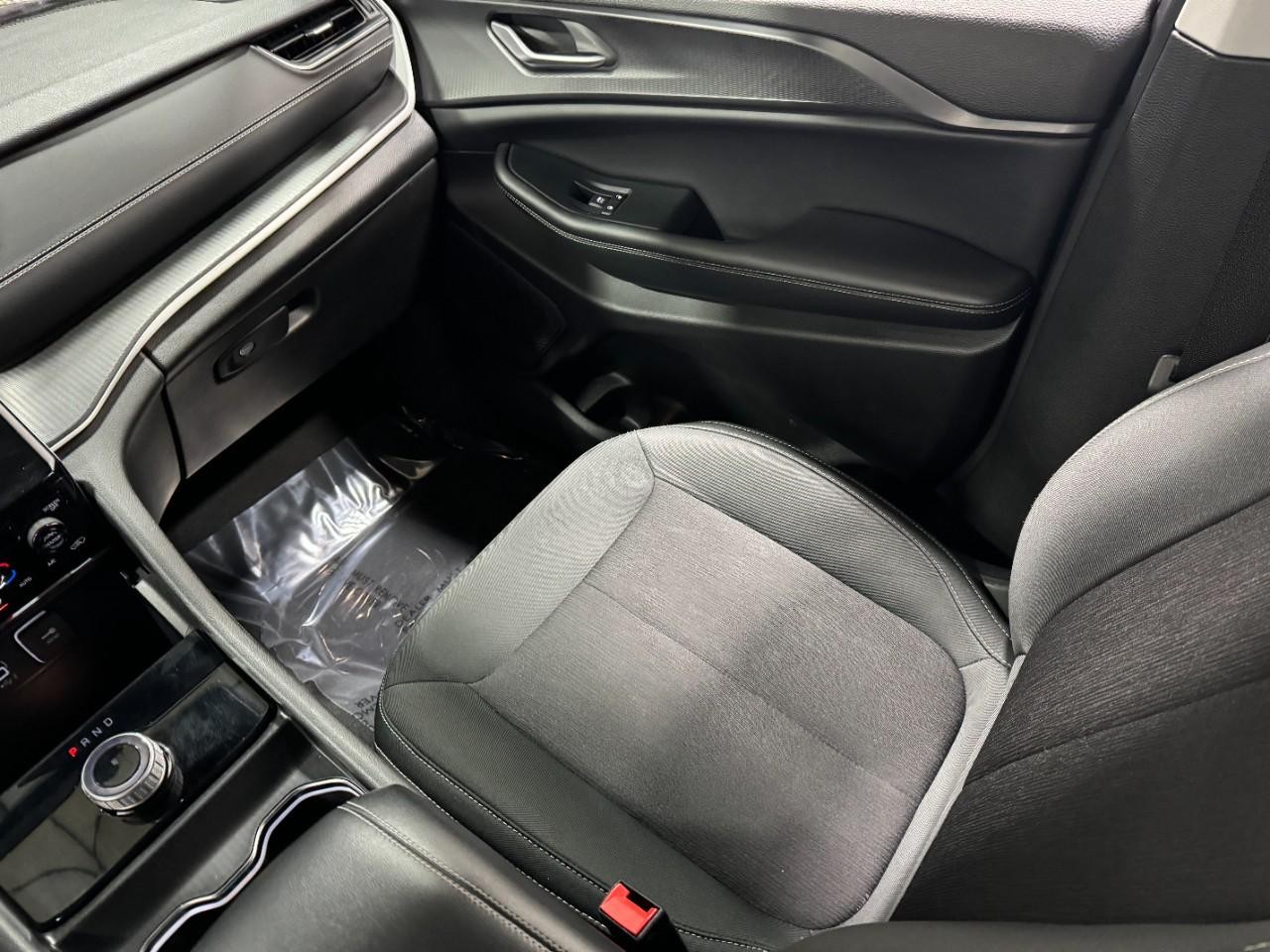 Jeep Grand Cherokee L Vehicle Full-screen Gallery Image 19