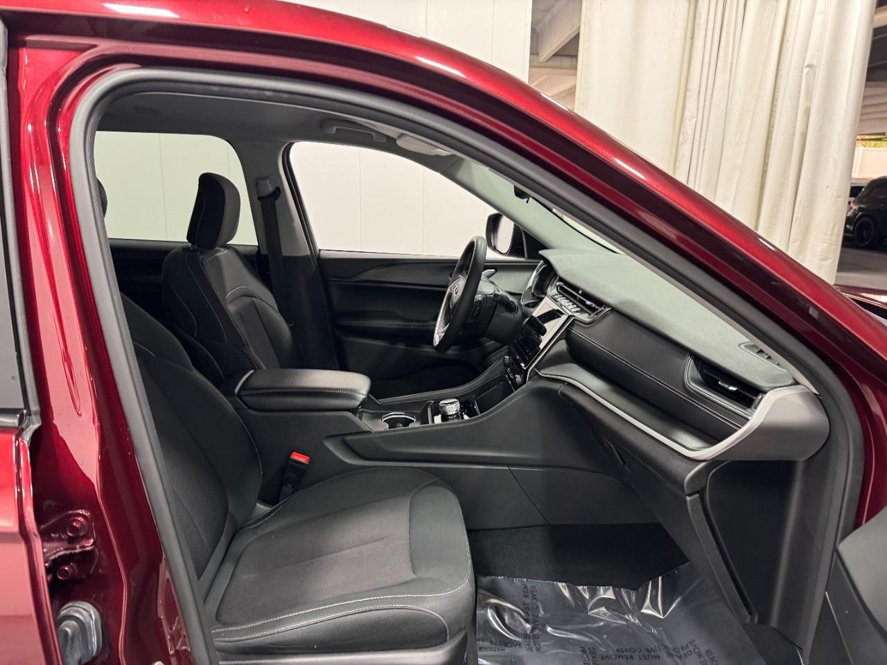 Jeep Grand Cherokee L Vehicle Full-screen Gallery Image 20