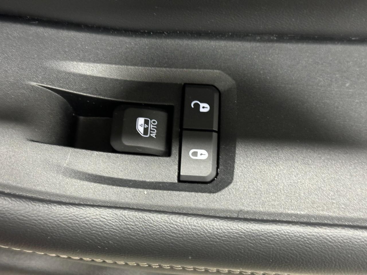 Jeep Grand Cherokee L Vehicle Full-screen Gallery Image 23