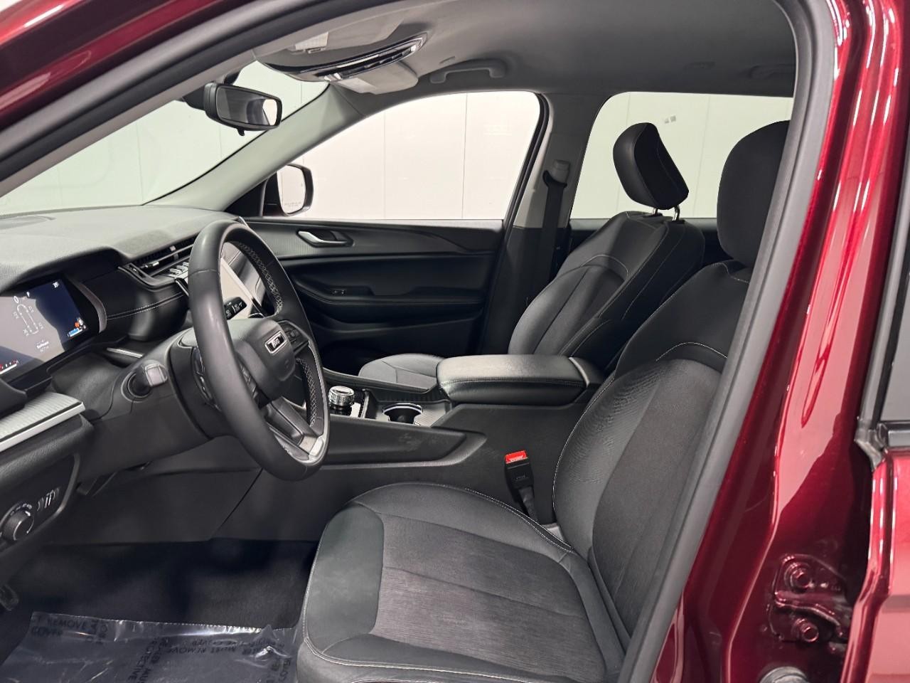 Jeep Grand Cherokee L Vehicle Full-screen Gallery Image 25