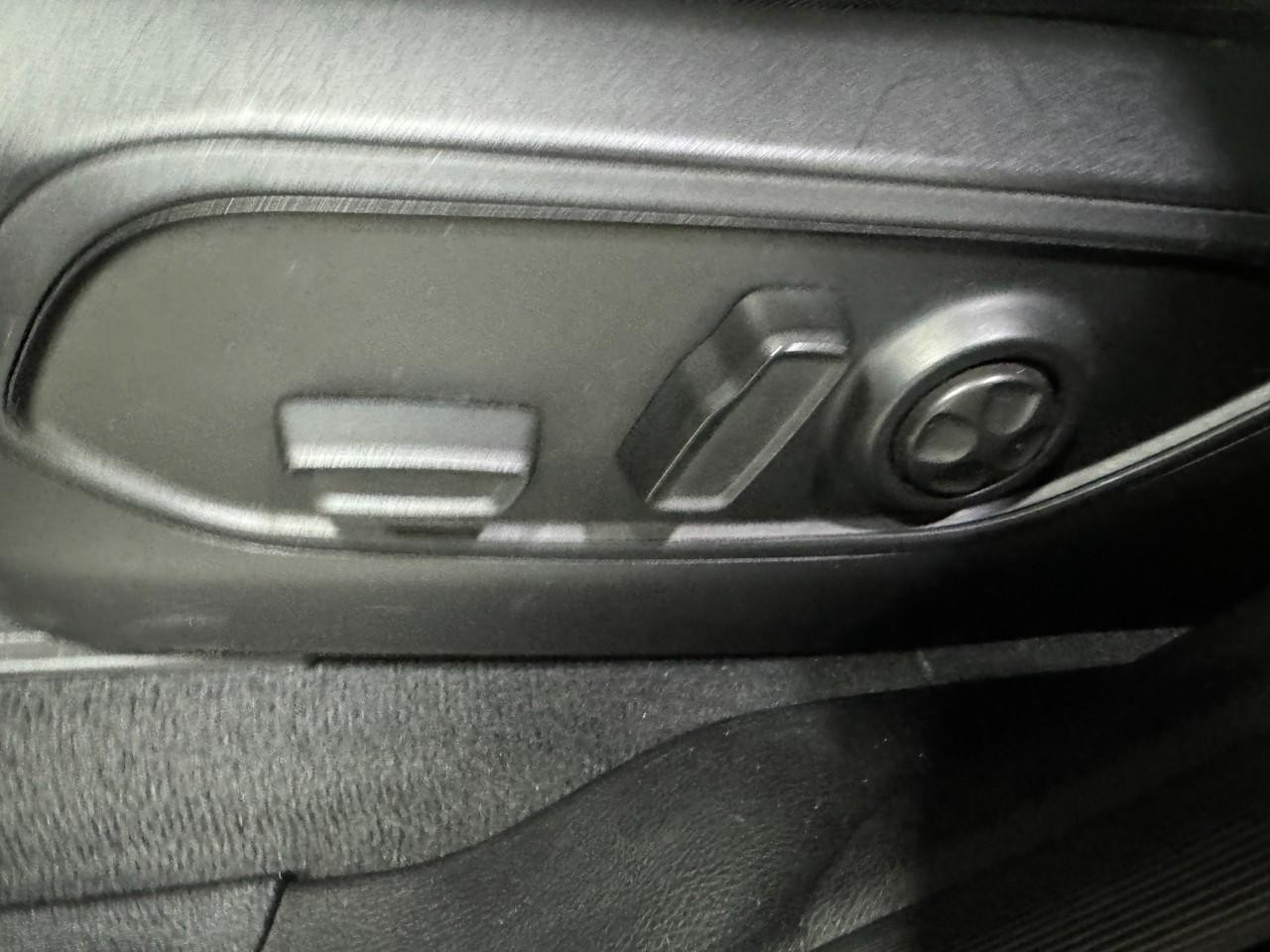 Jeep Grand Cherokee L Vehicle Full-screen Gallery Image 27