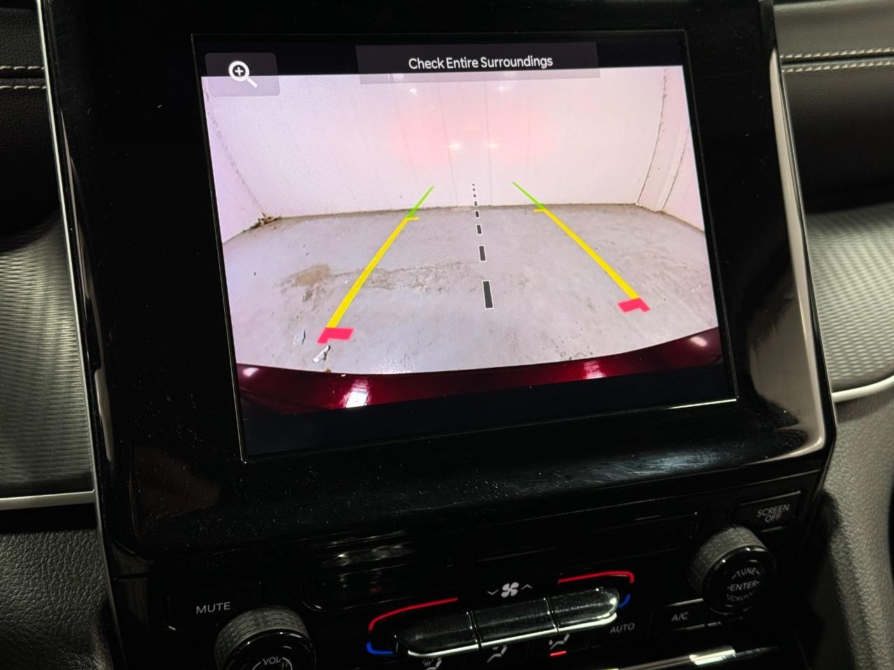 Jeep Grand Cherokee L Vehicle Full-screen Gallery Image 32