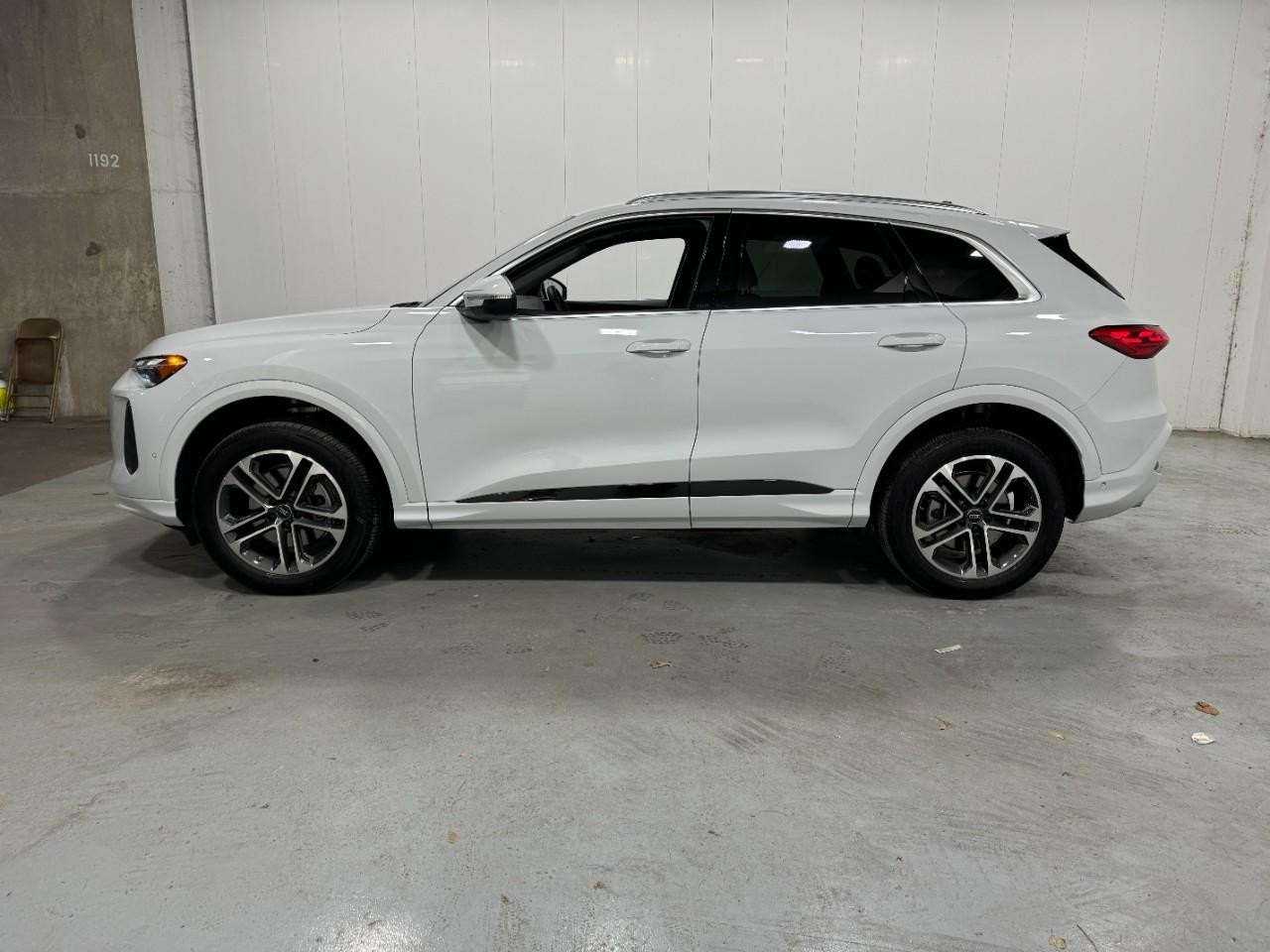 Audi Q5 Vehicle Full-screen Gallery Image 2