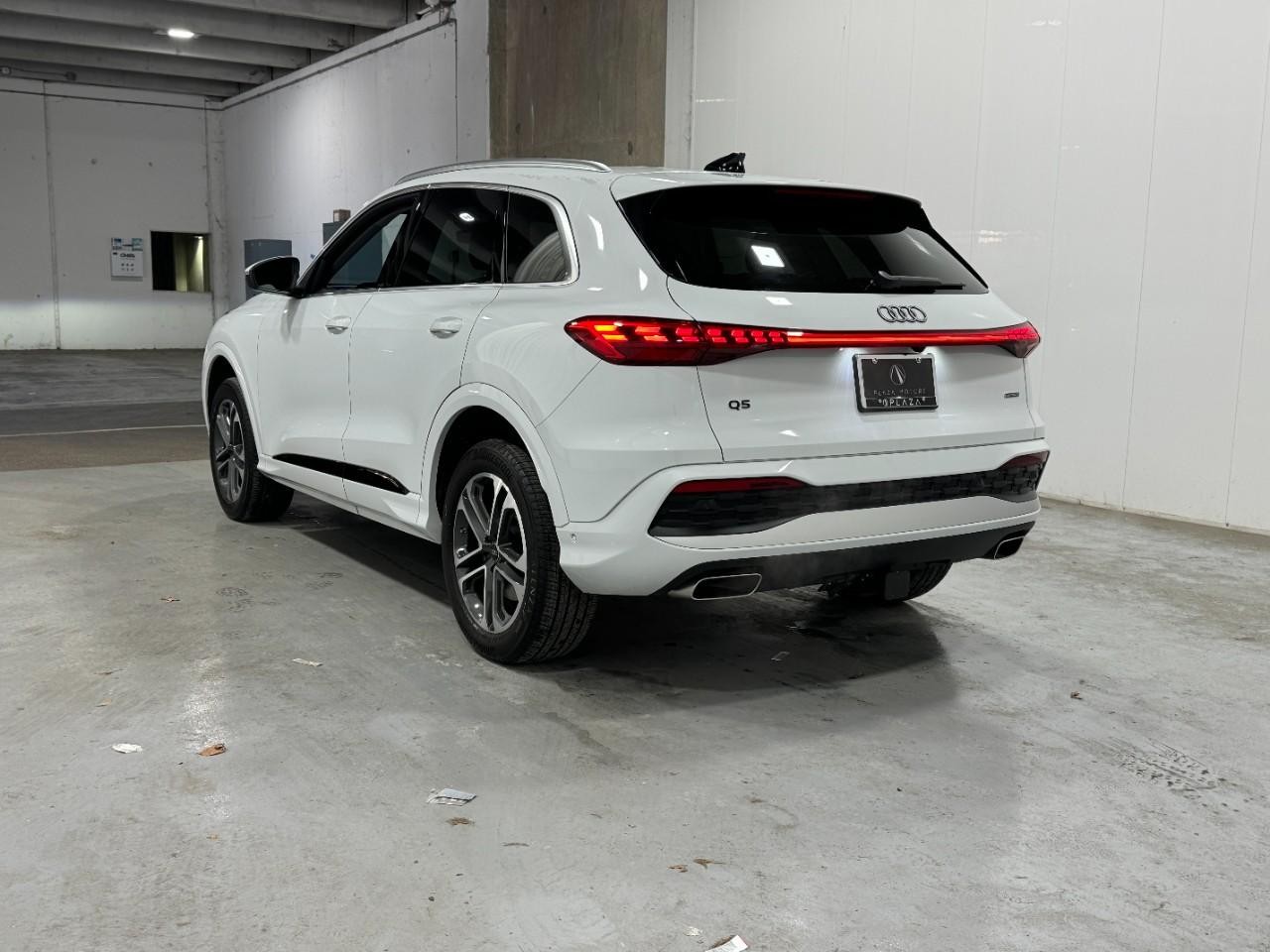 Audi Q5 Vehicle Full-screen Gallery Image 3