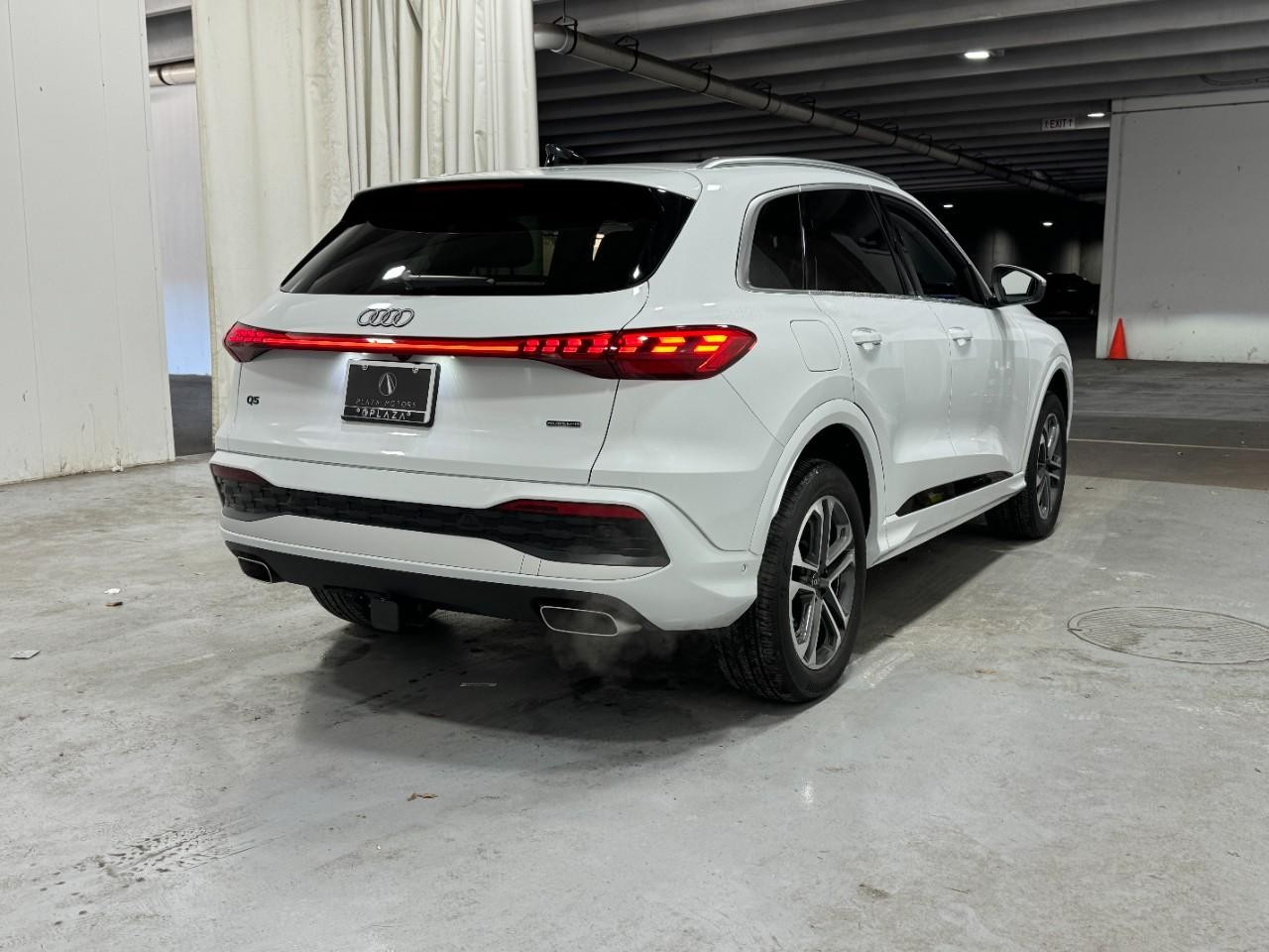 Audi Q5 Vehicle Full-screen Gallery Image 4