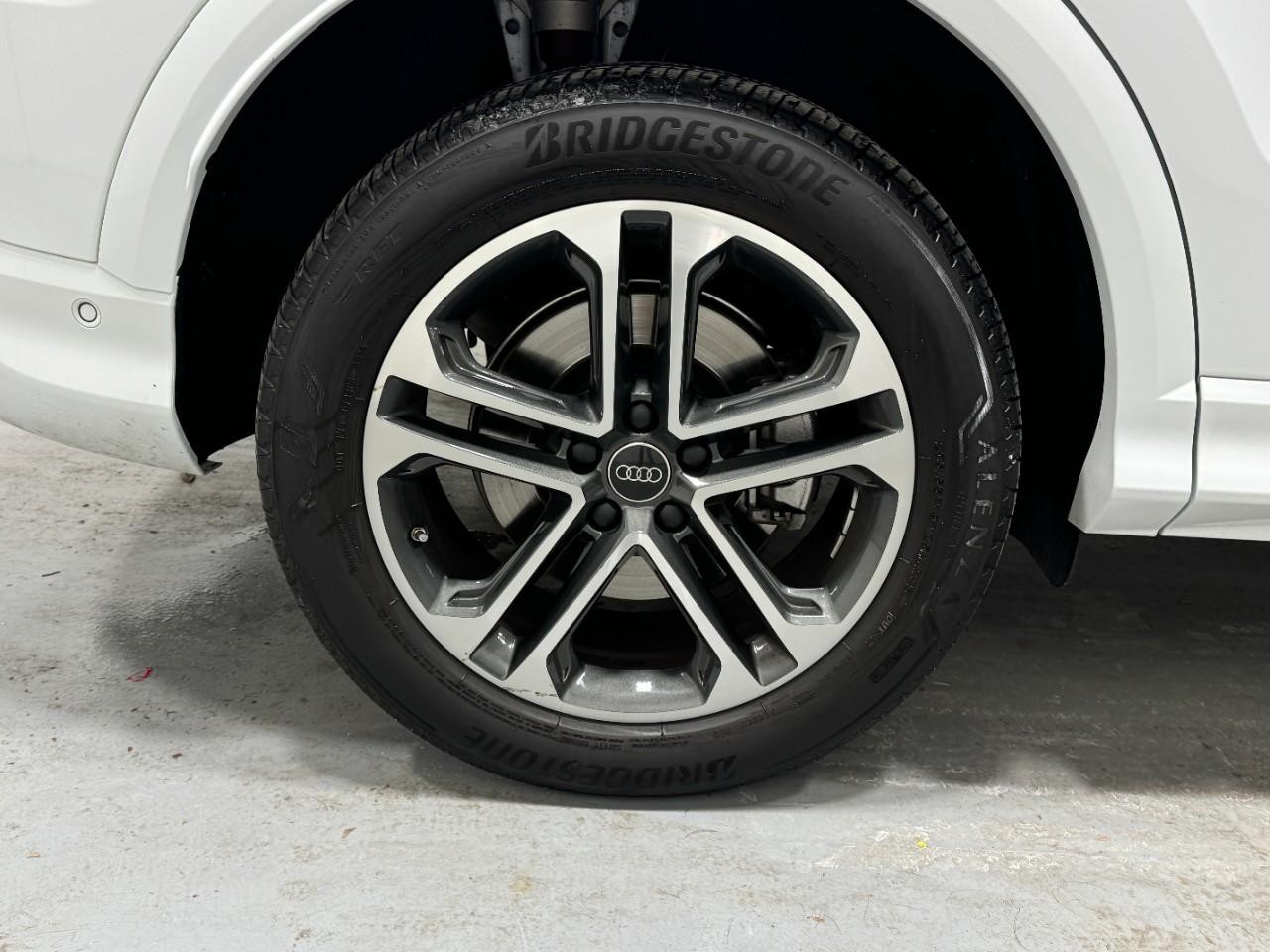 Audi Q5 Vehicle Full-screen Gallery Image 5