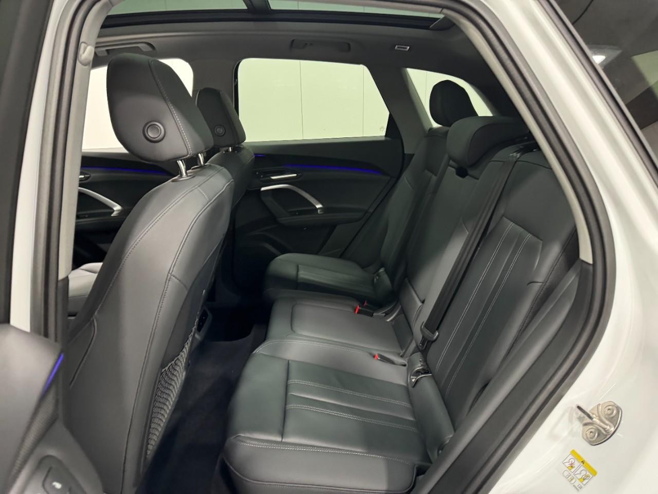 Audi Q5 Vehicle Full-screen Gallery Image 8