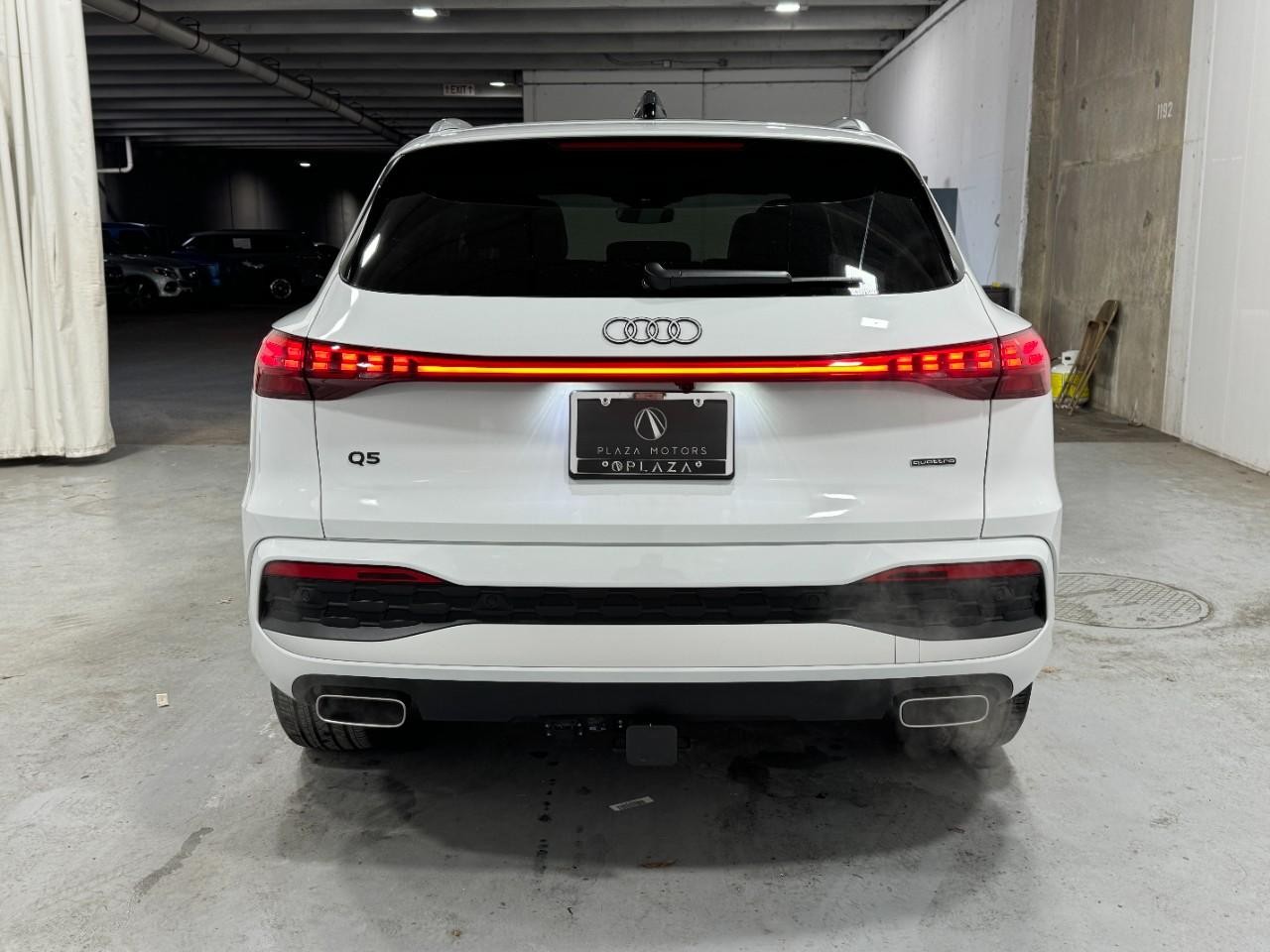Audi Q5 Vehicle Full-screen Gallery Image 9