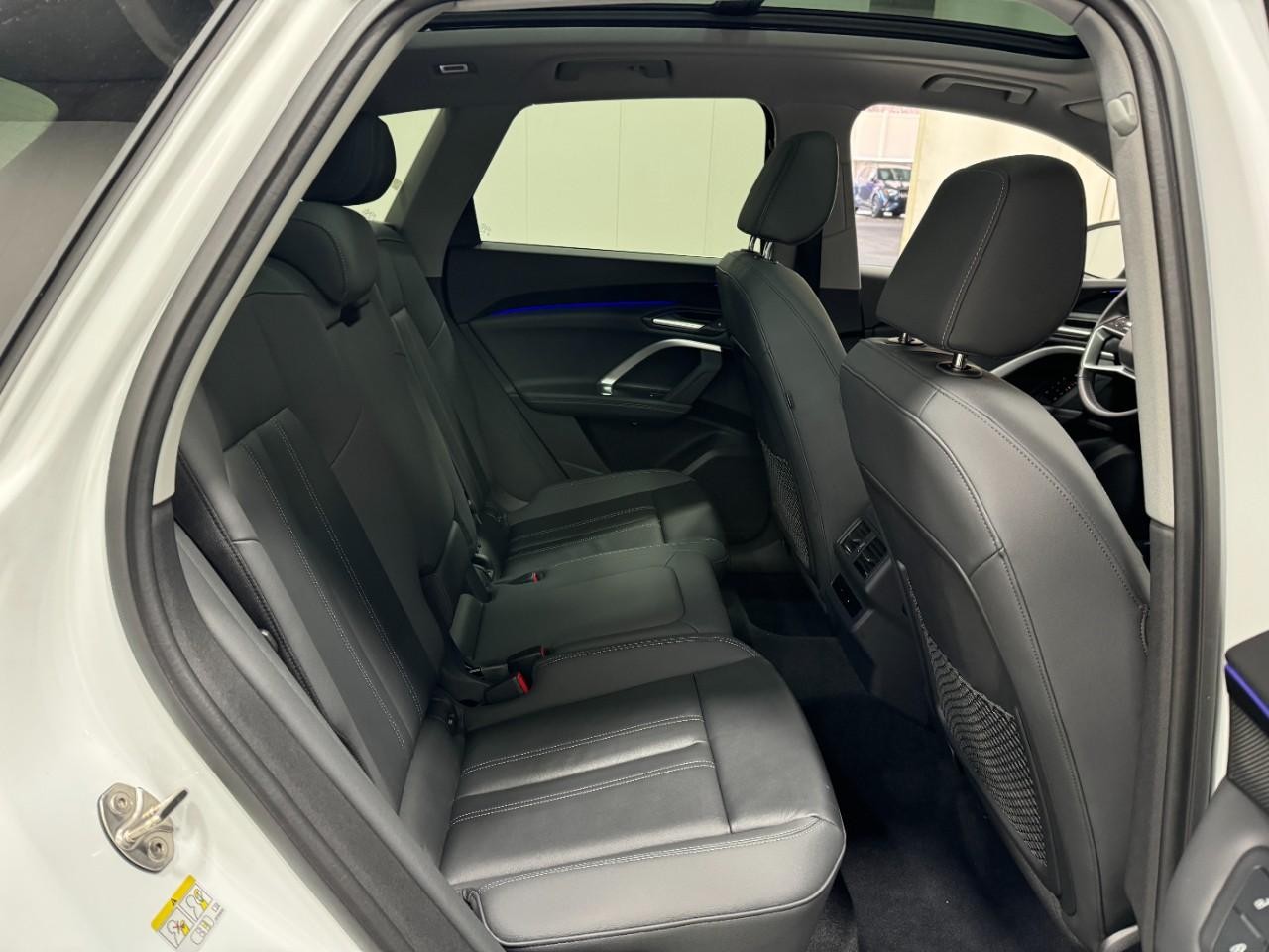 Audi Q5 Vehicle Full-screen Gallery Image 10