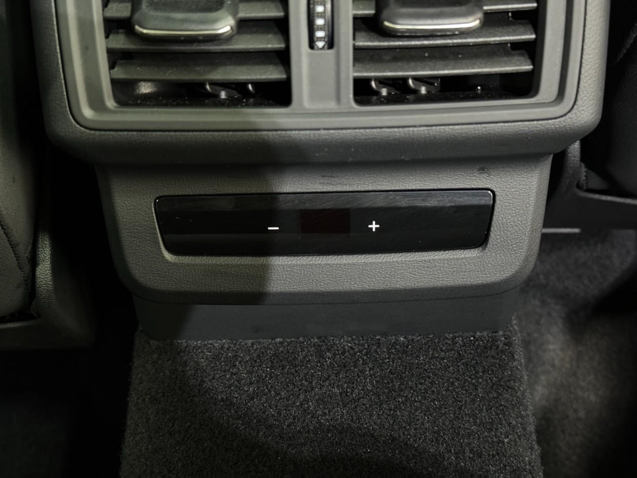 Audi Q5 Vehicle Full-screen Gallery Image 11