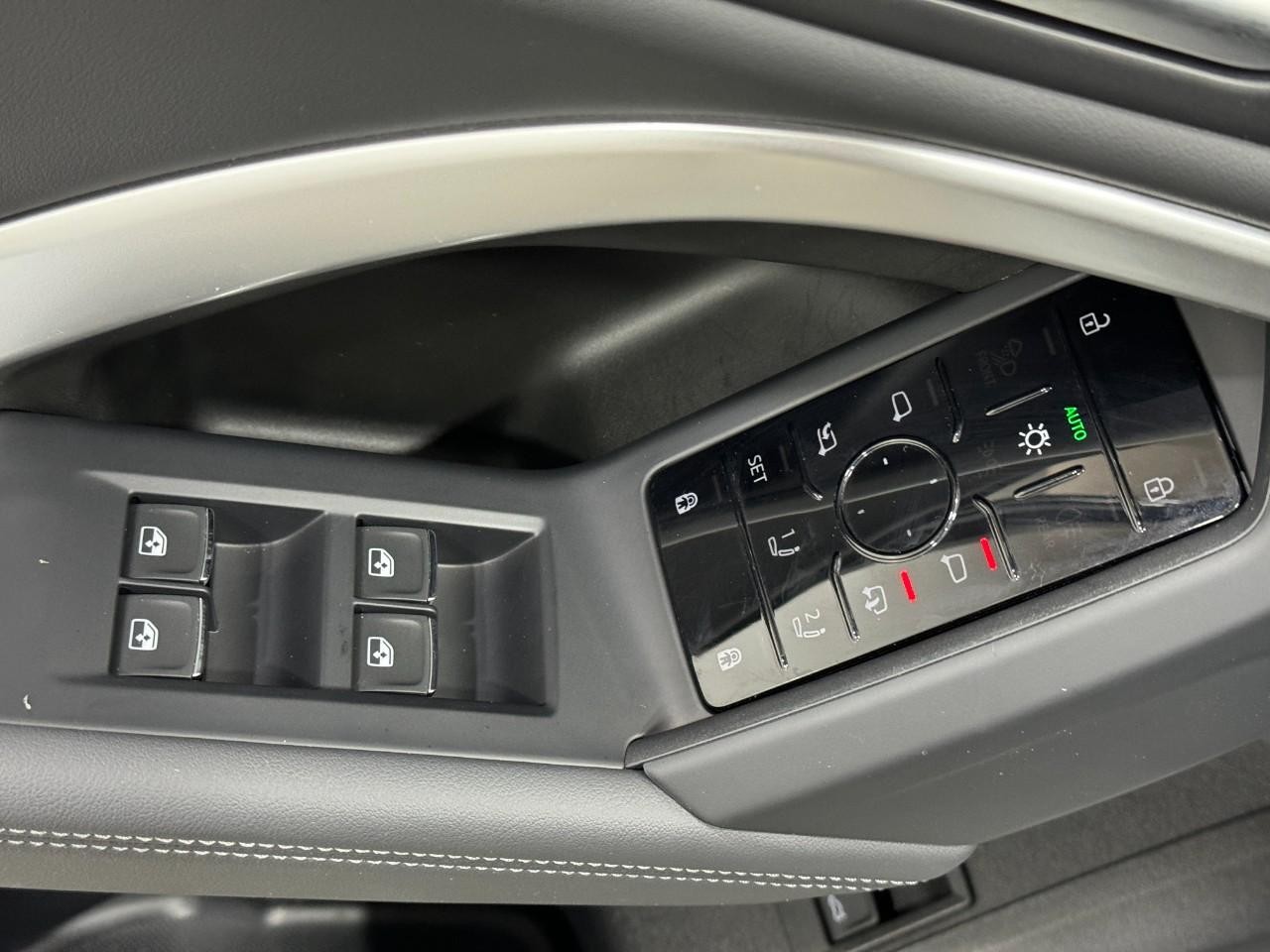 Audi Q5 Vehicle Full-screen Gallery Image 23