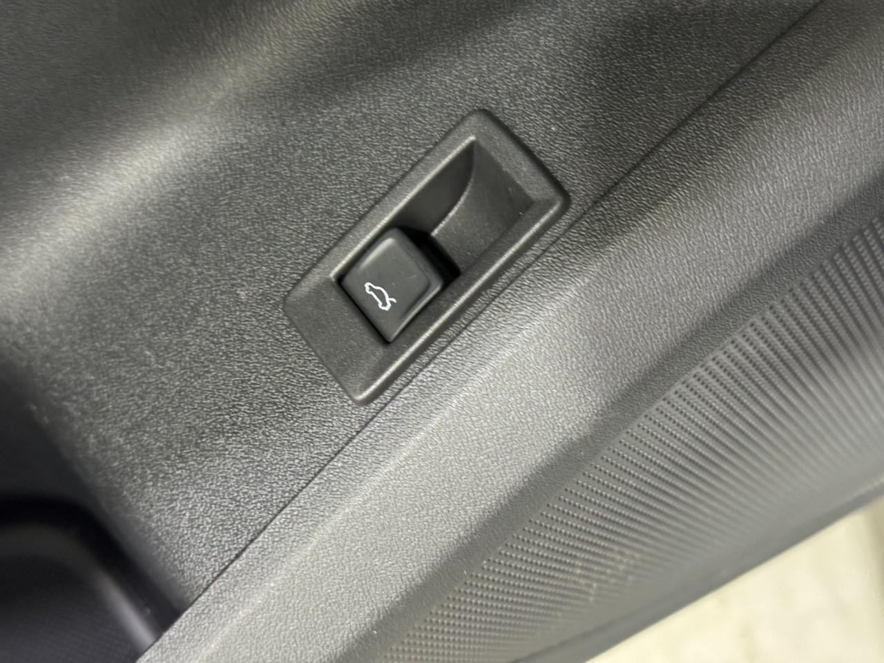 Audi Q5 Vehicle Full-screen Gallery Image 24