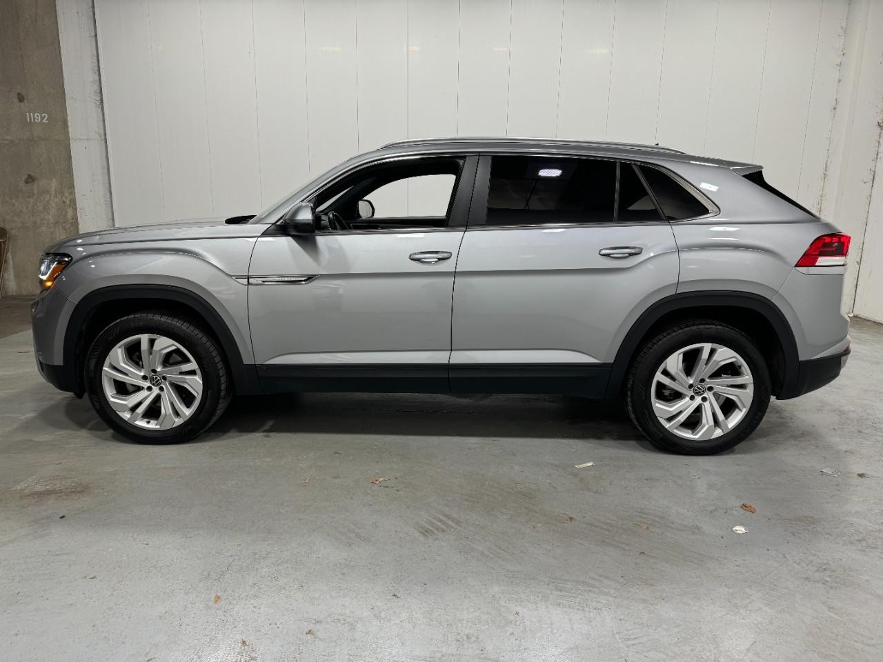 Volkswagen Atlas Cross Sport Vehicle Full-screen Gallery Image 2