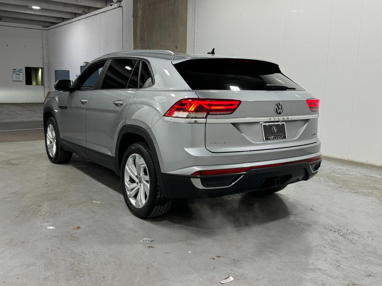 Volkswagen Atlas Cross Sport Vehicle Full-screen Gallery Image 3