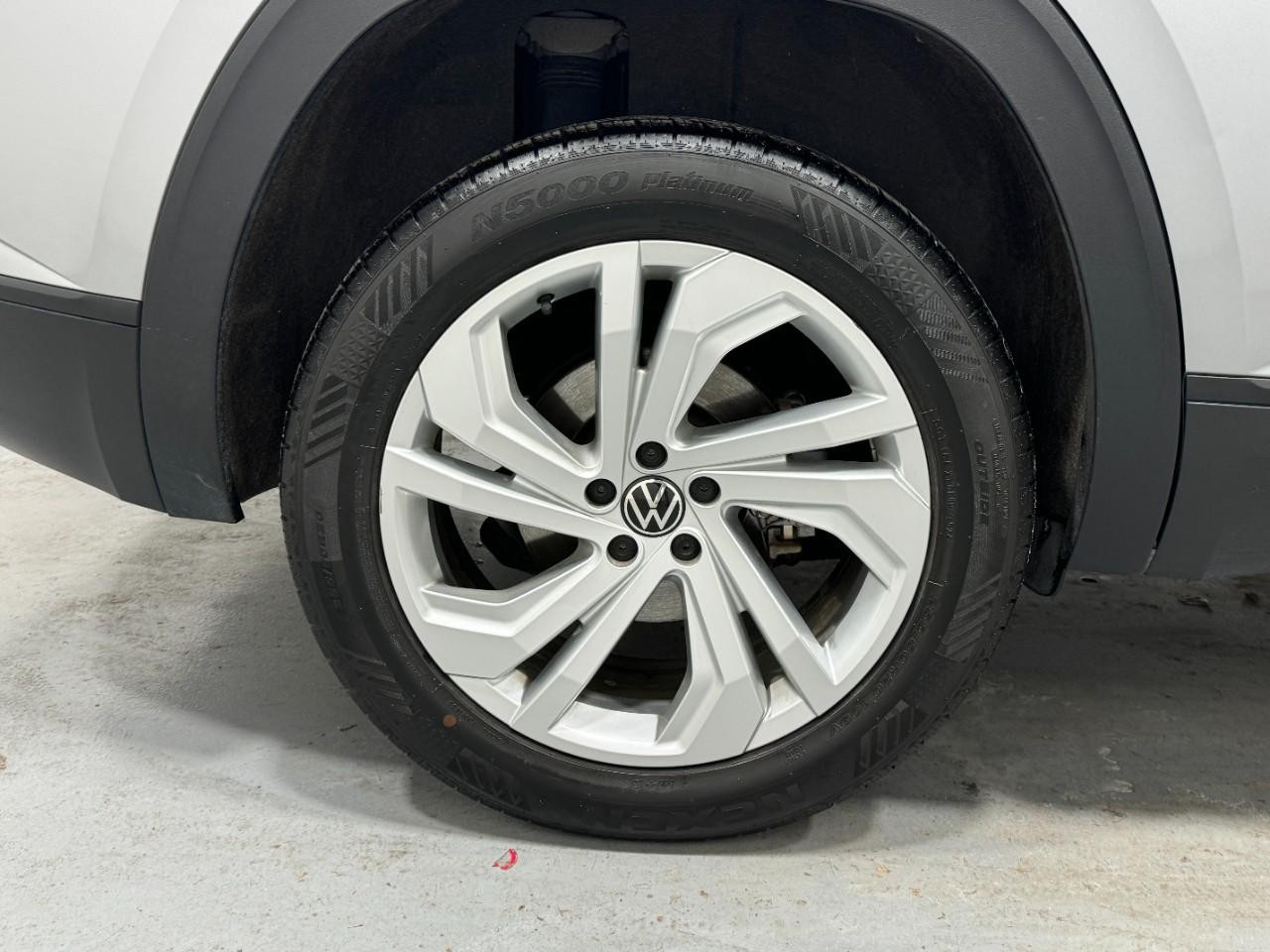 Volkswagen Atlas Cross Sport Vehicle Full-screen Gallery Image 5