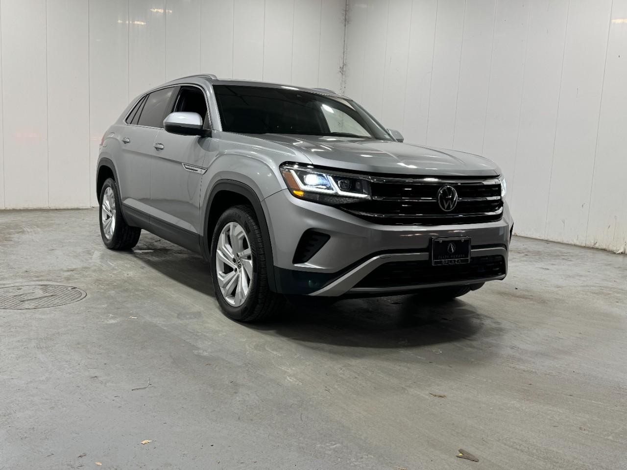 Volkswagen Atlas Cross Sport Vehicle Full-screen Gallery Image 6