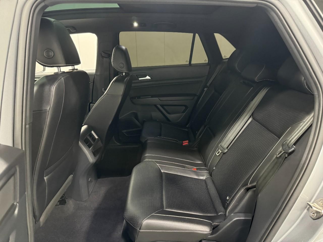 Volkswagen Atlas Cross Sport Vehicle Full-screen Gallery Image 8