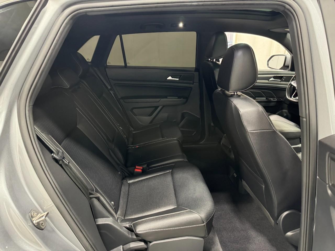 Volkswagen Atlas Cross Sport Vehicle Full-screen Gallery Image 10