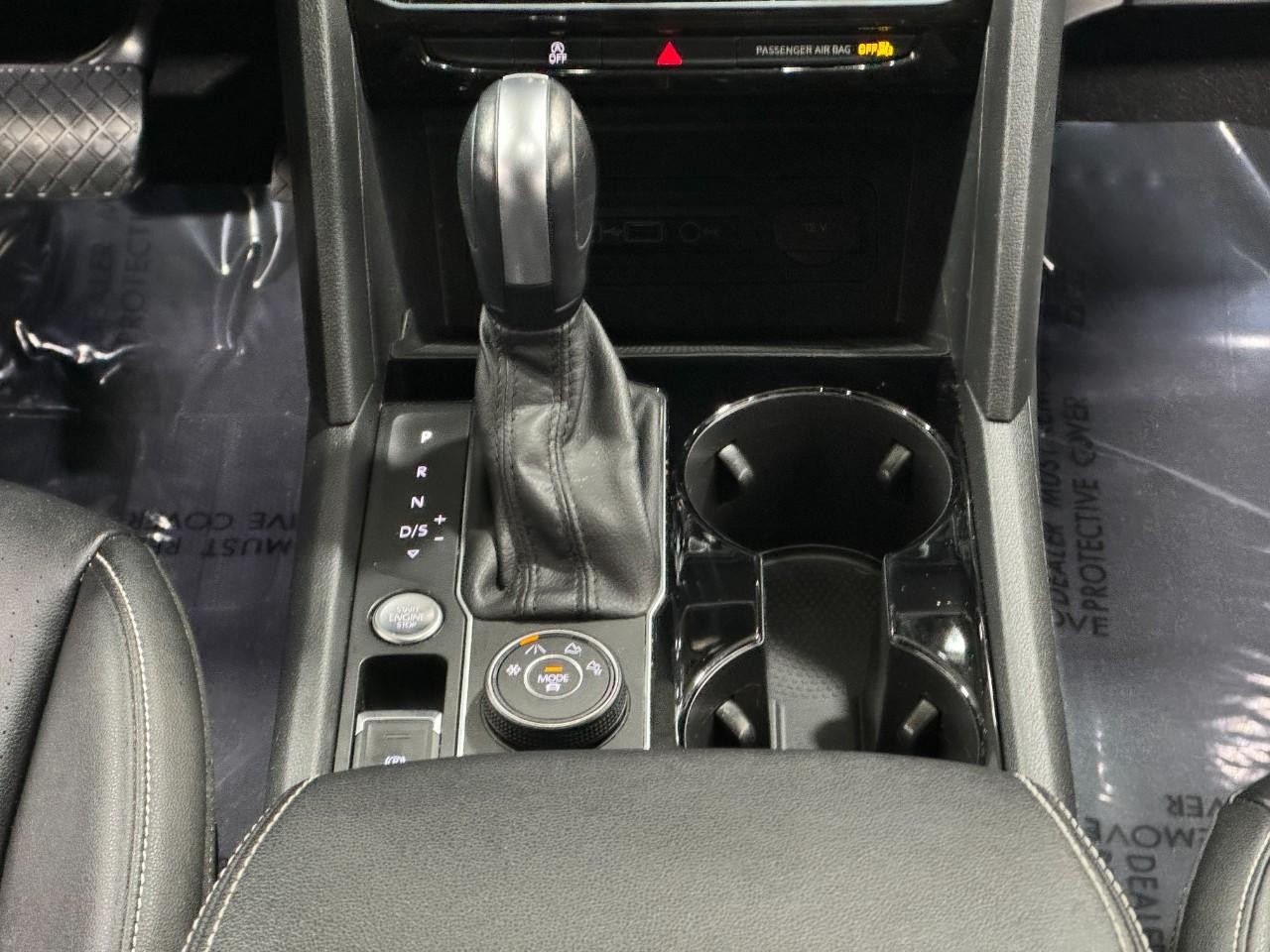 Volkswagen Atlas Cross Sport Vehicle Full-screen Gallery Image 16