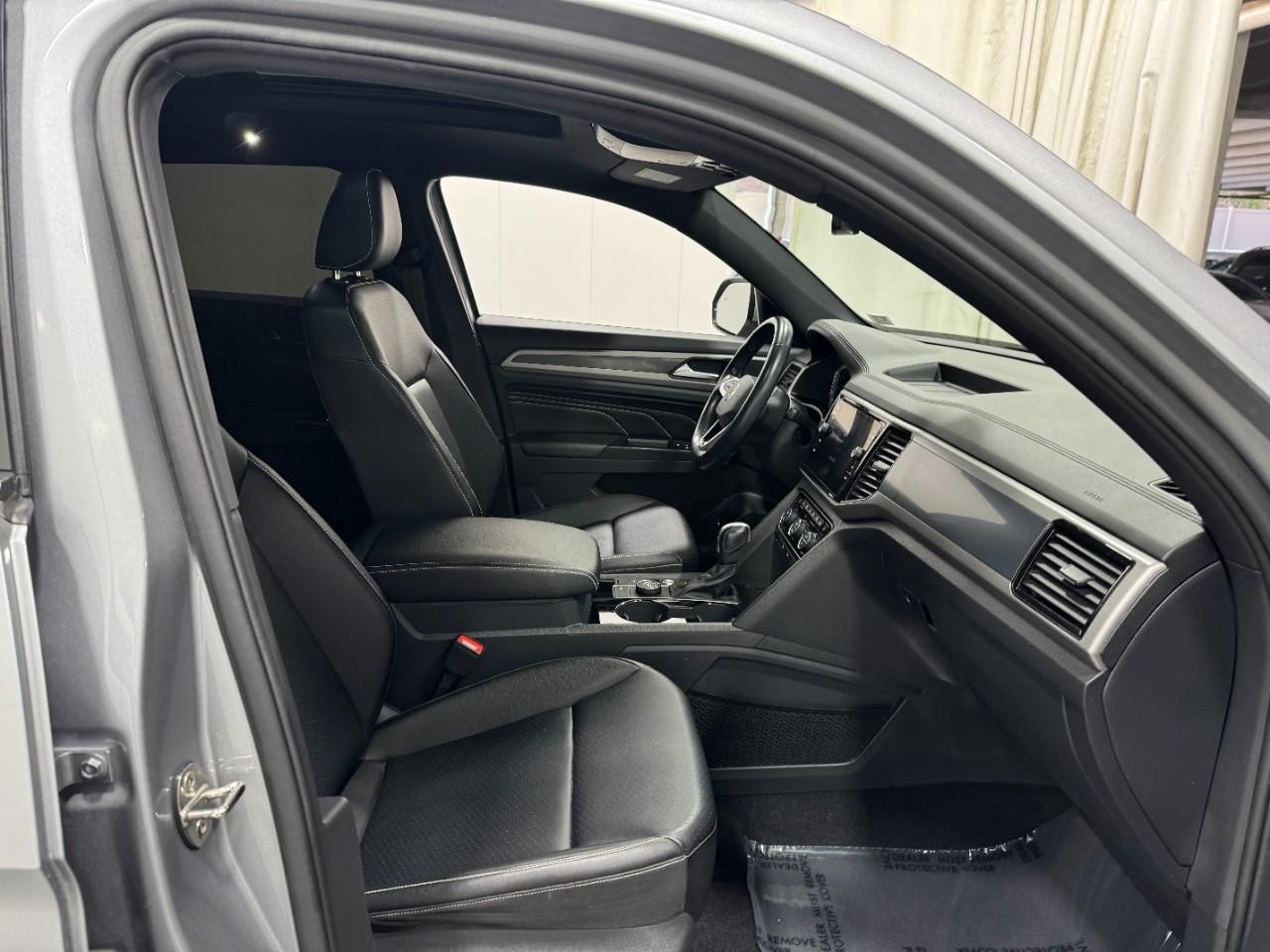 Volkswagen Atlas Cross Sport Vehicle Full-screen Gallery Image 18