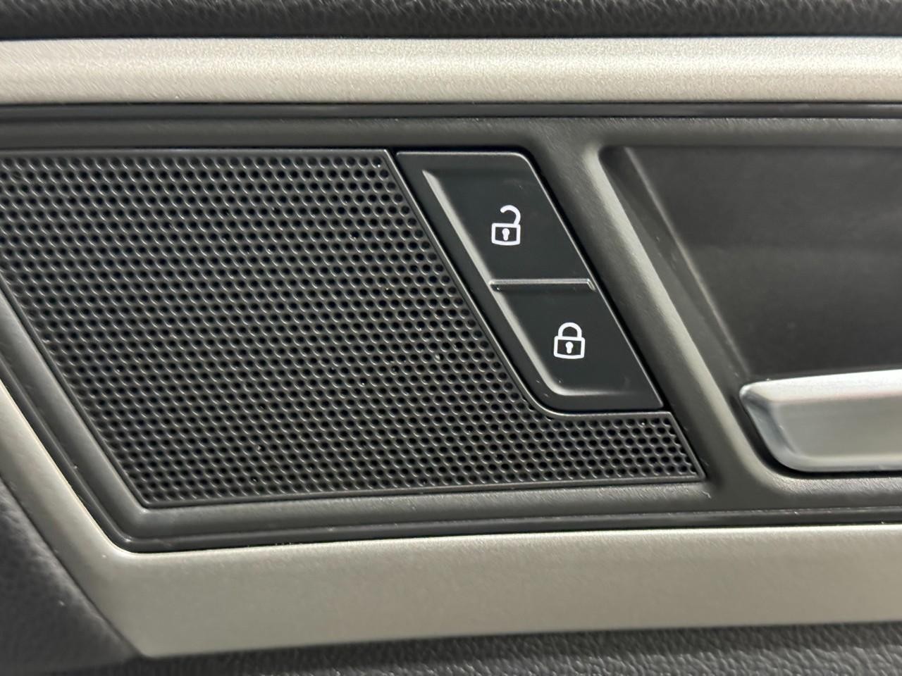 Volkswagen Atlas Cross Sport Vehicle Full-screen Gallery Image 21