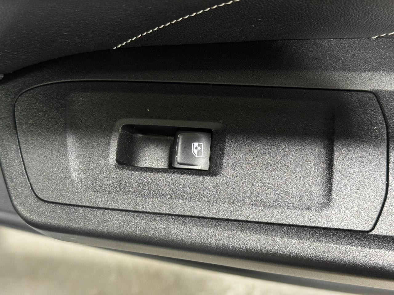 Volkswagen Atlas Cross Sport Vehicle Full-screen Gallery Image 22