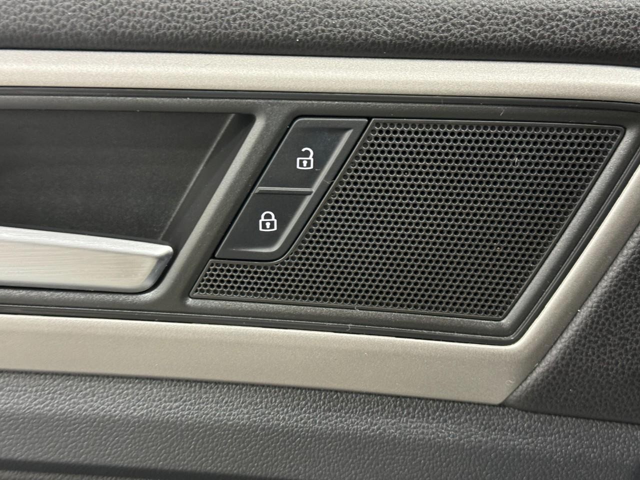 Volkswagen Atlas Cross Sport Vehicle Full-screen Gallery Image 23