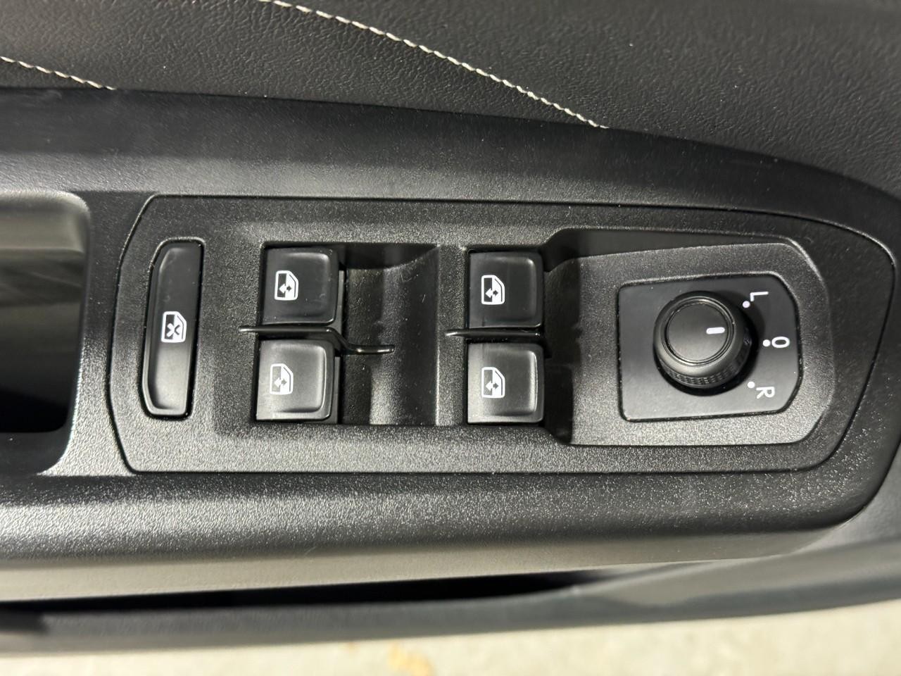 Volkswagen Atlas Cross Sport Vehicle Full-screen Gallery Image 24