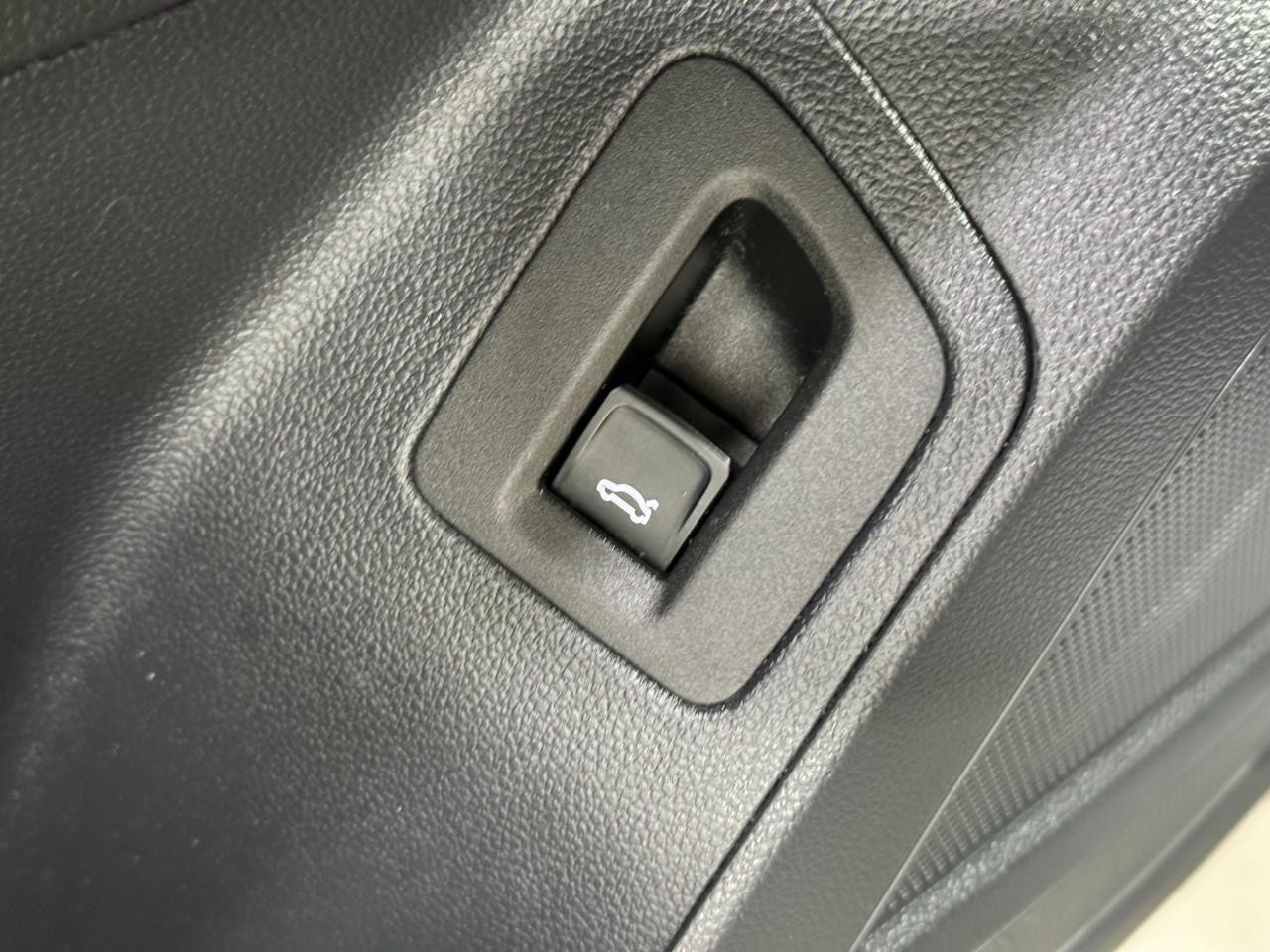 Volkswagen Atlas Cross Sport Vehicle Full-screen Gallery Image 25