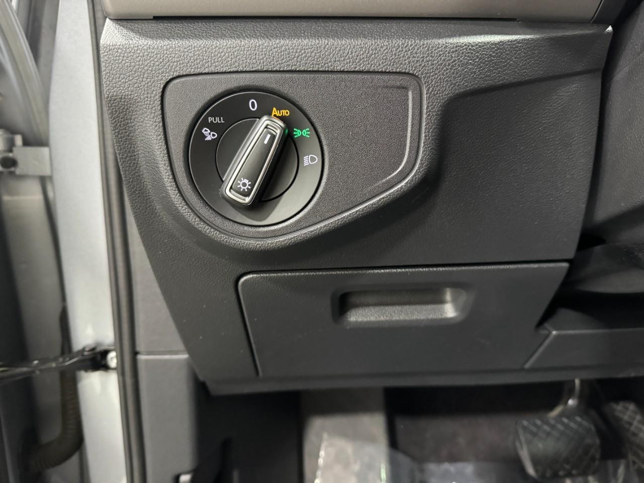 Volkswagen Atlas Cross Sport Vehicle Full-screen Gallery Image 29